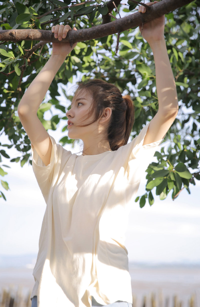 马尾辫美女青春阳光户外写真图片