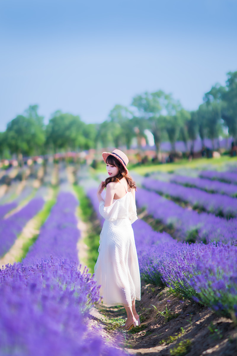 清新优雅美女户外唯美写真图片