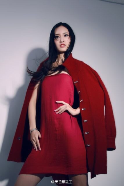敞开红色大衣的极品性感美女模特红唇诱惑人体艺术写真图片合集