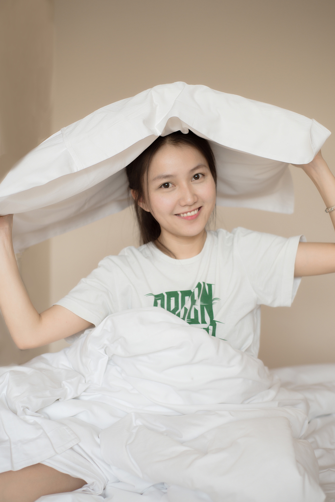 青涩女孩深情挑逗运动型男