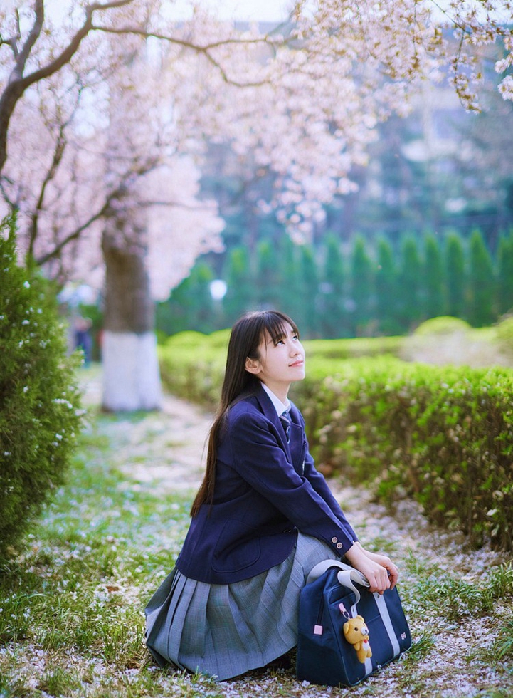 青涩女孩深情挑逗运动型男