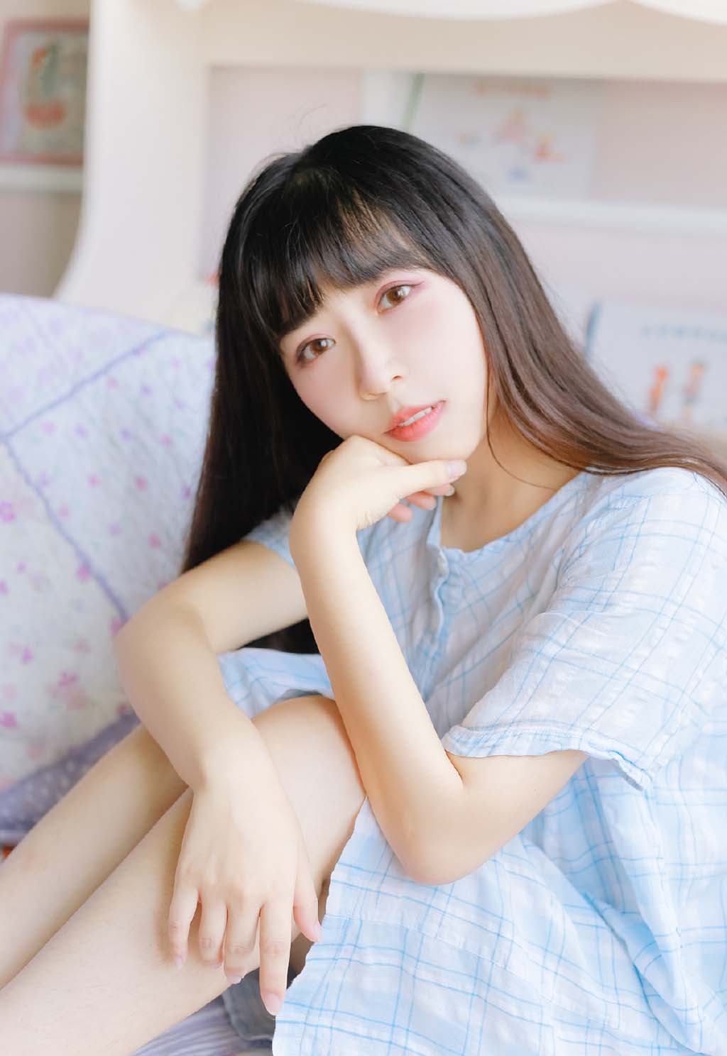 青涩女孩深情挑逗运动型男
