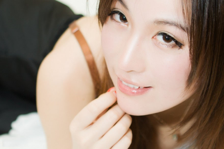 青涩女孩深情挑逗运动型男