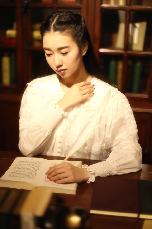 撒贝宁登台激情热舞 致女舞伴摔倒在地险露点