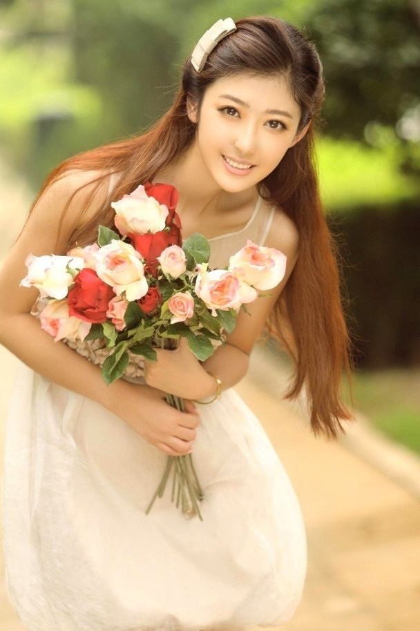 撒贝宁登台激情热舞 致女舞伴摔倒在地险露点
