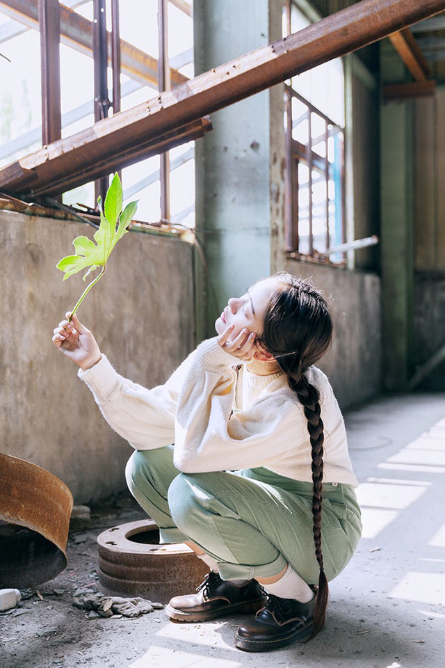 *气质美女酥胸诱人写真