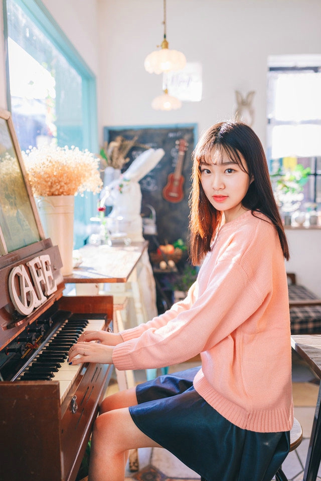 90后美女嫁衣朦胧半透明的婚纱诱惑