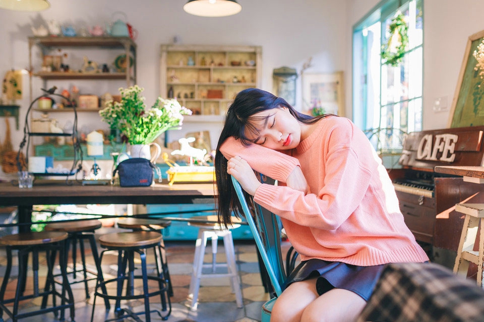 90后美女嫁衣朦胧半透明的婚纱诱惑