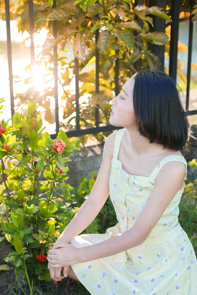 美妞半裸白丝性感写真